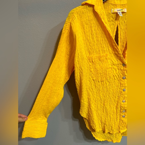 🍁Like New Women’s Urban Outfitters Key Hole Back Button Up - Picture 6 of 12